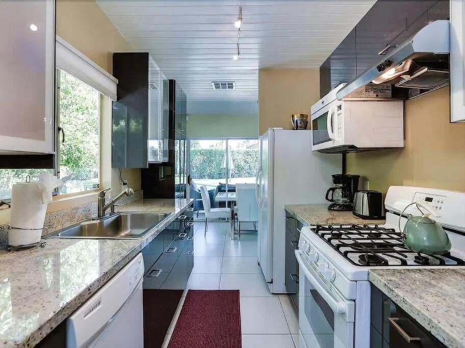 Holiday home Serene 4 Bed 3 Bath Heated Pool Natural Backyard Heart Of