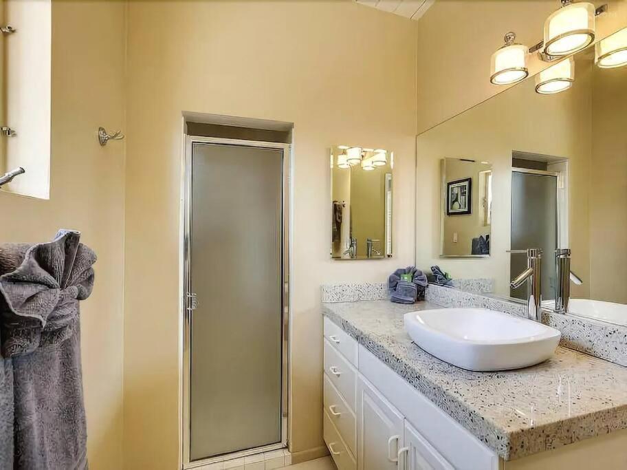 Holiday home Serene 4 Bed 3 Bath Heated Pool Natural Backyard Heart Of