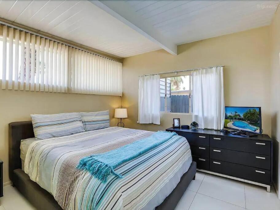 Serene 4 Bed 3 Bath Heated Pool Natural Backyard Heart Of Holiday home Palm Springs